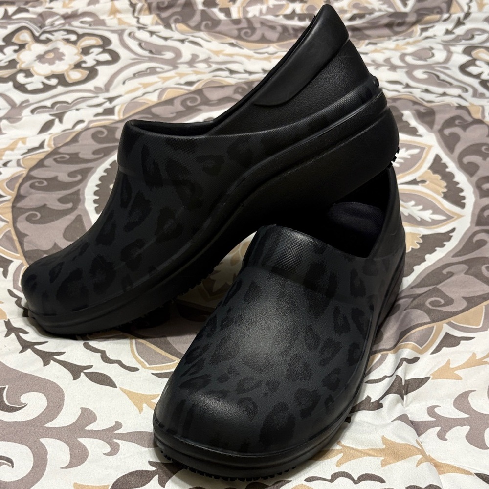 CROCS Black Leopard Mules
